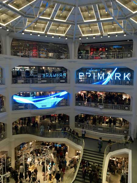 Foto del interior de la tienda Primark situada en la Gran Vía de Madrid