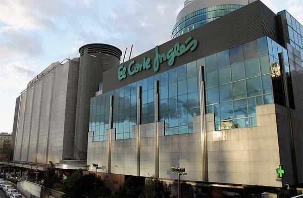 Foto de la fachada exterior de un centro de El Corte Inglés