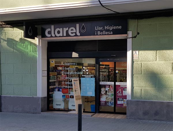 Foto de la entrada a la tienda Clarel de calle Aprestadora de Hospitalet de Llobregat (Barcelona)