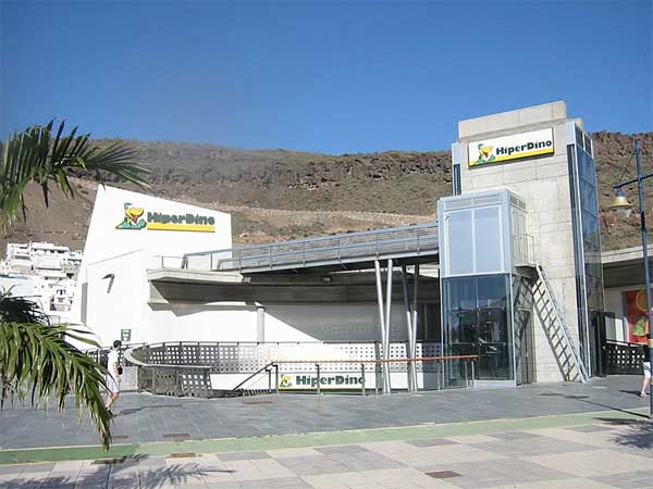 Foto de entrada a un Hipermercado HIperdino