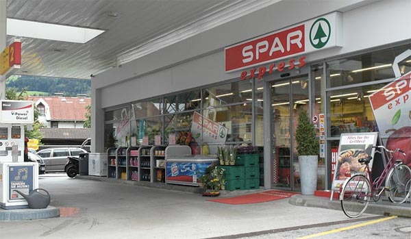 Foto del exterior de un Spar Express situado en una estación de servicio