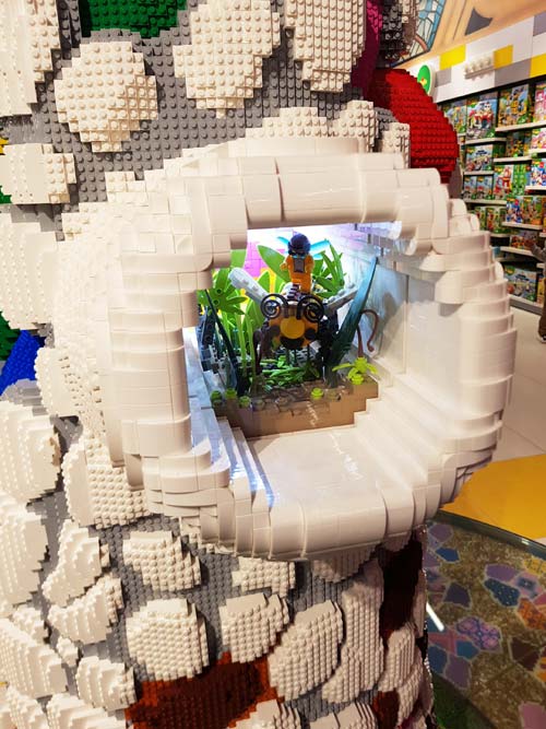 Detalle de una de las sorpresas que puedes descubrir en el árbol de Lego