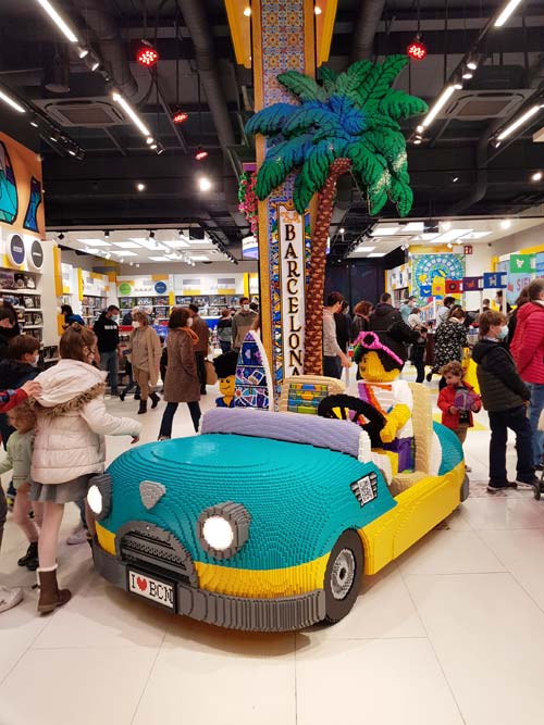 Coche hecho con piezas Lego en la flagship store de Lego en Barcelona