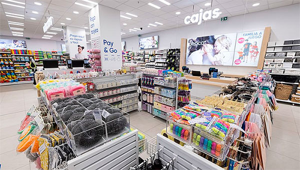 Foto del interior de una tienda Pepco y su línea de cajas