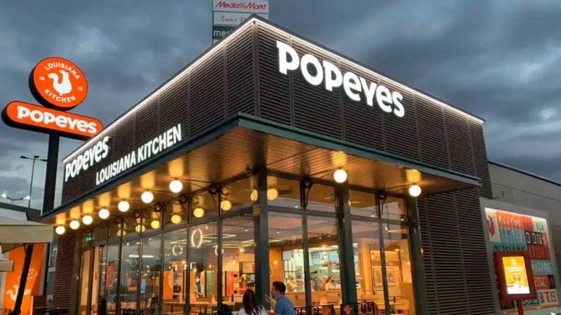 Foto del exterior de un restaurante Popeyes Louisiana Kitchen