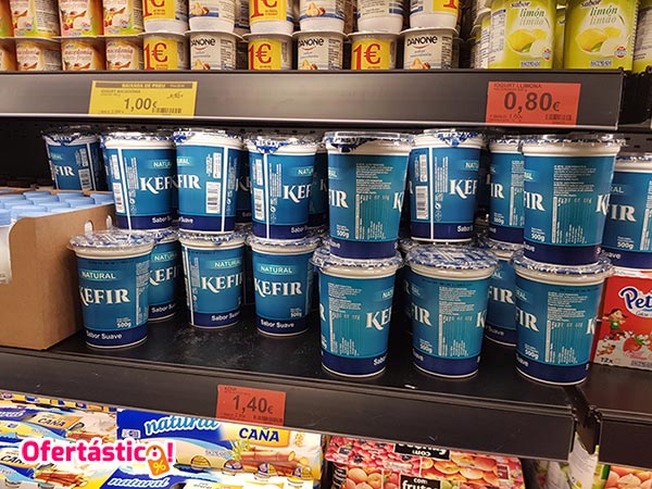 Kéfir Natural de Mercadona en una Góndola de la sección de yogures refrigerados